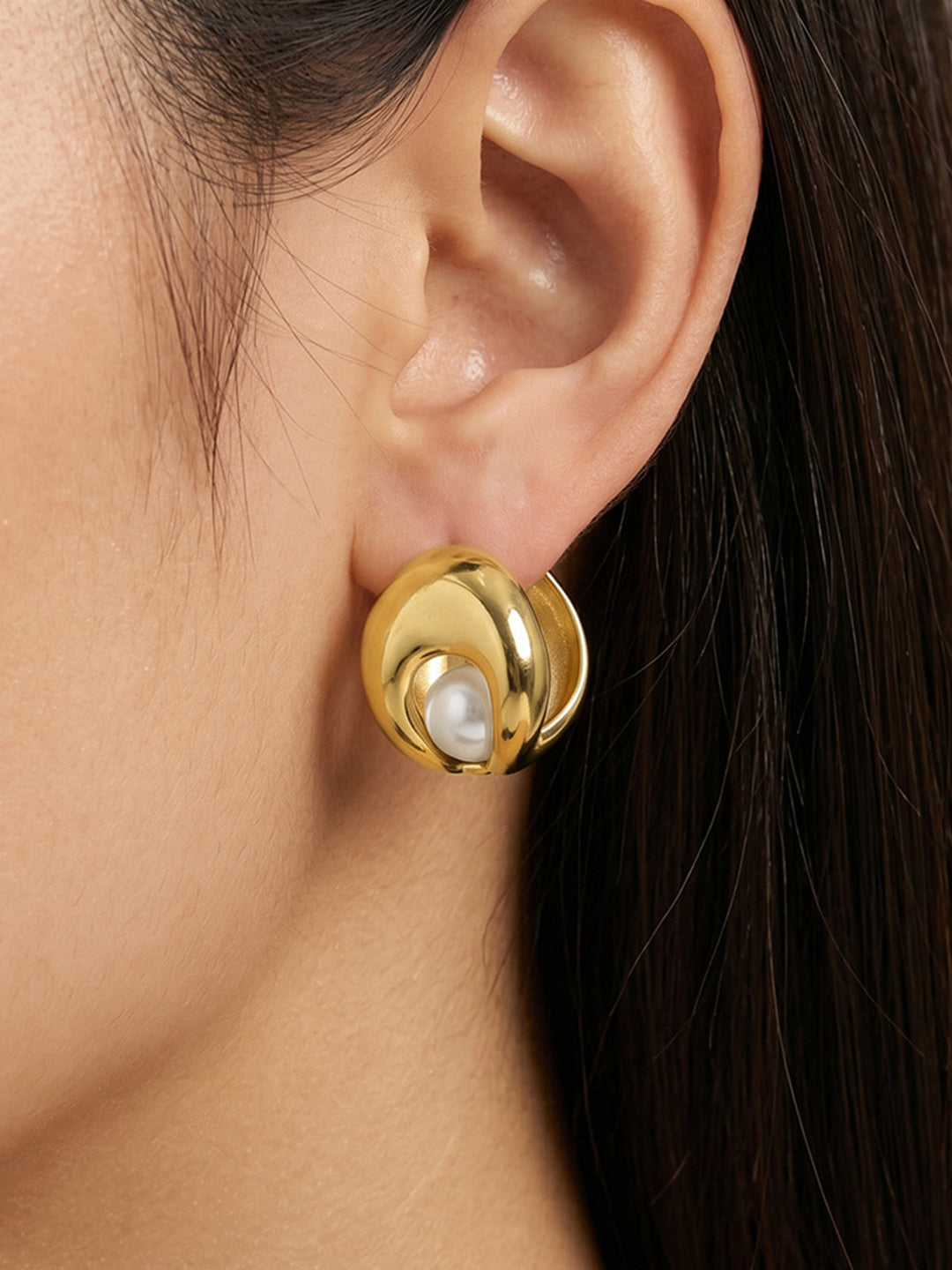 Hollow Metal Pearl Decor Stud Earrings